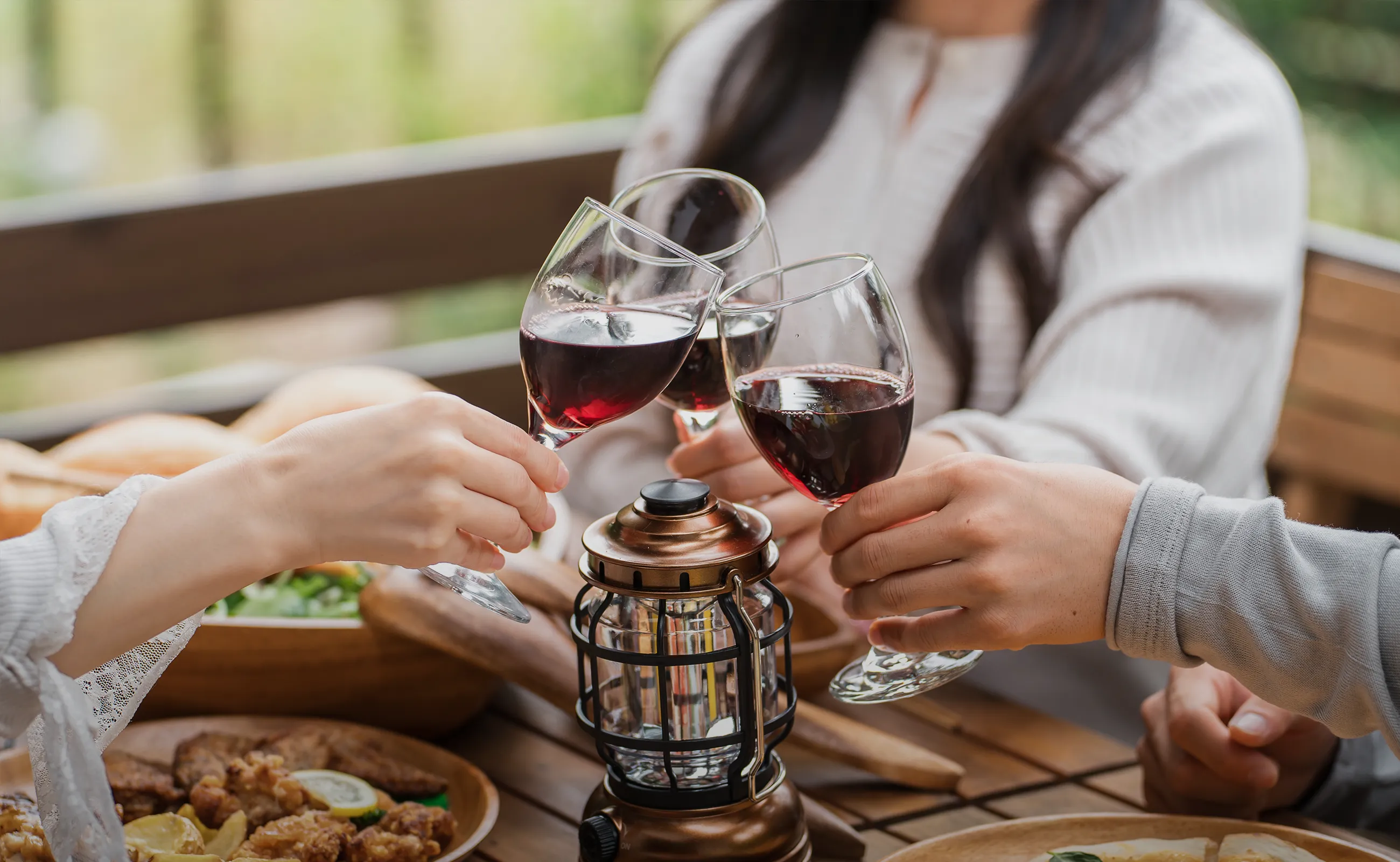 ワインで乾杯する食卓